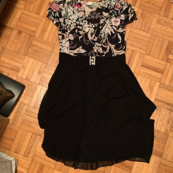 Vintage Floral and Black Shortsleeve Dress Cute Style MIDI Length - Picture 1 of 4